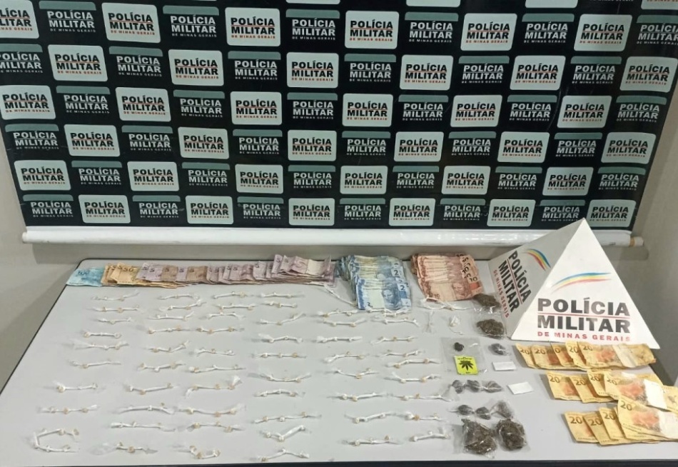 NOVA SERRANA/MG – POLÍCIA MILITAR PRENDE TRÊS HOMENS, INCLUINDO FORAGIDO DA JUSTIÇA, E APREENDE DINHEIRO E GRANDE QUANTIDADE DE DROGAS