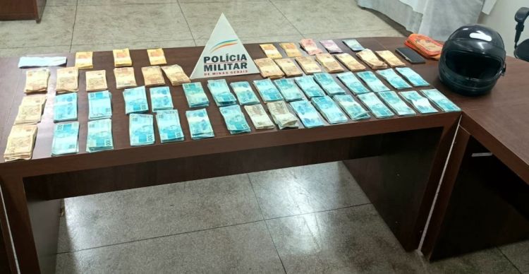 ARAÚJOS/MG – POLÍCIA MILITAR AGE RÁPIDO, RECUPERA DINHEIRO E VEÍCULO ROUBADOS, APREENDE ARMA DE FOGO E PRENDE SUSPEITO.