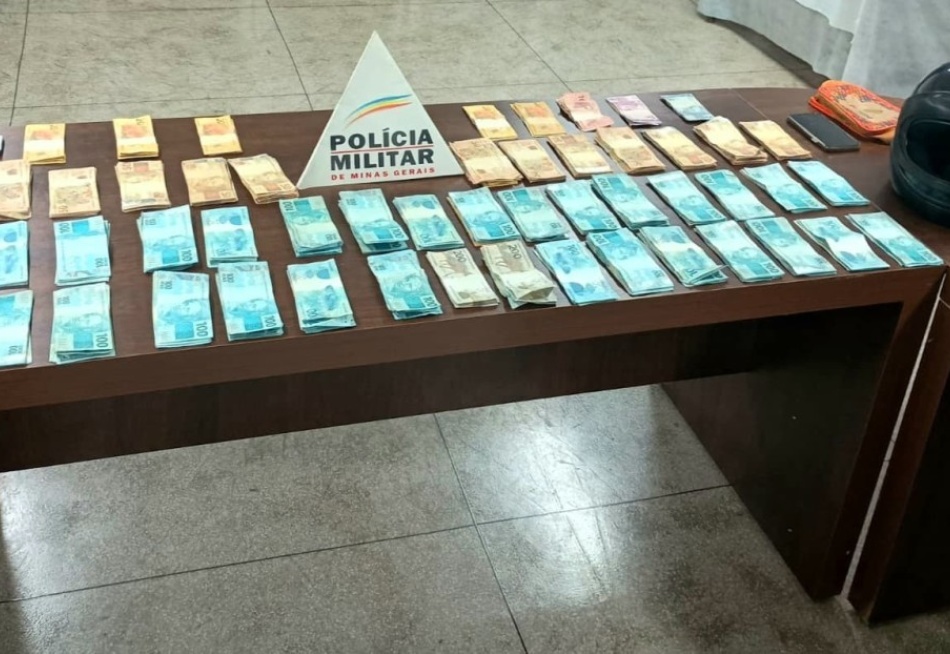 ARAÚJOS/MG – POLÍCIA MILITAR AGE RÁPIDO, RECUPERA DINHEIRO E VEÍCULO ROUBADOS, APREENDE ARMA DE FOGO E PRENDE SUSPEITO.
