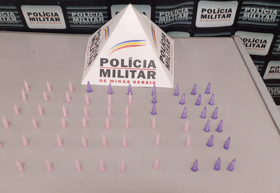 Polícia Militar apreende 60 pinos de cocaína deixados em frente a uma residência no bairro São José, em Pará de Minas