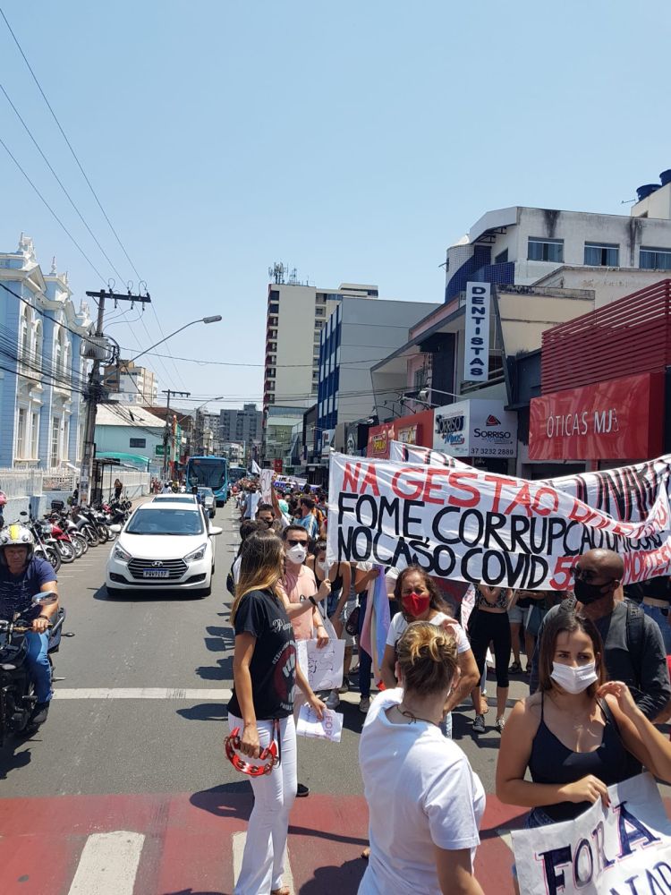 Manifestantes contrários ao governo Bolsonaro realizaram ato público neste sábado em Pará de Minas