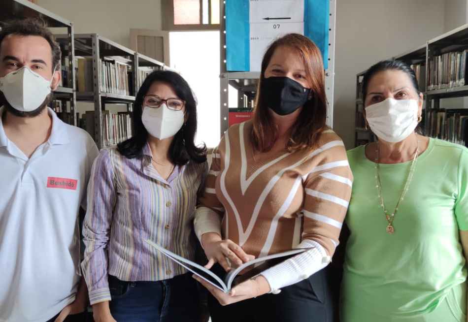 Escritor paraminense doa livros sobre estradas de Minas para a biblioteca pública e escolas do município