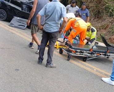 Acidente entre dois carros deixa uma mulher morta e duas pessoas gravemente feridas na BR-352, em Pará de Mina