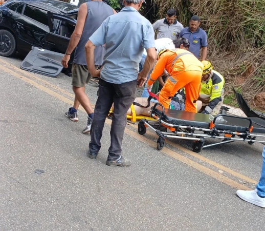Acidente entre dois carros deixa uma mulher morta e duas pessoas gravemente feridas na BR-352, em Pará de Mina