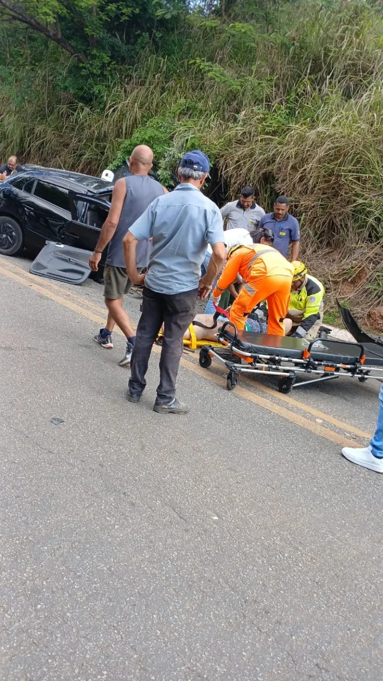 Acidente entre dois carros deixa uma mulher morta e duas pessoas gravemente feridas na BR-352, em Pará de Mina