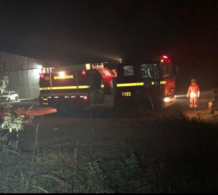 FOGO INVADE GALPÃO DO AEROPORTO NO BAIRRO SANTOS DUMONT.