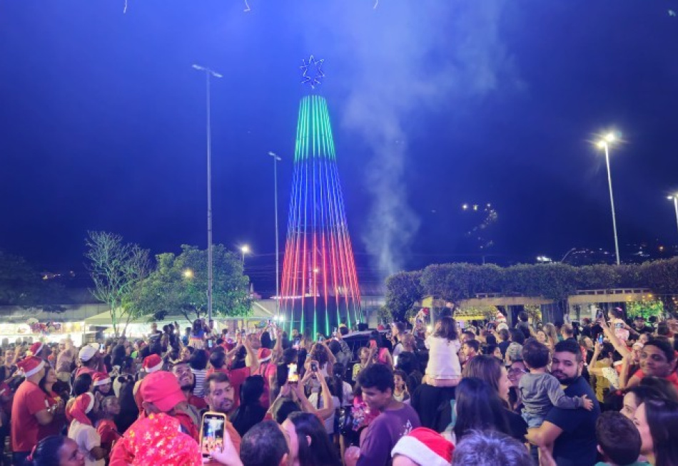 Desfile Natalino Marca Abertura da Programação "Natal Luz e Sonhos" em Pará de Minas