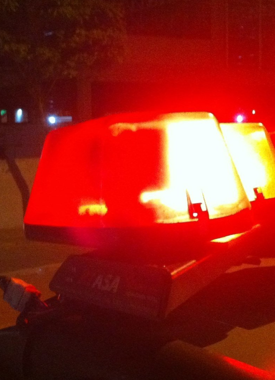 Acidente entre moto e caminhão parado provocou a morte de uma pessoa e deixou outra ferida