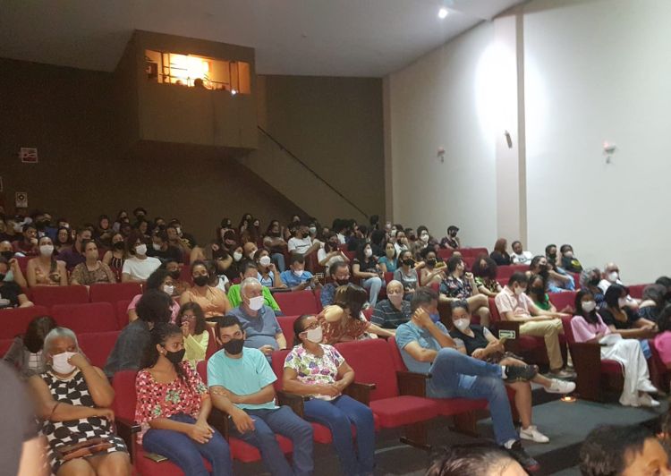 Com bom público, Teatro Municipal teve noite de apresentações teatrais e de lançamento de selo comemorativo dos 10 anos