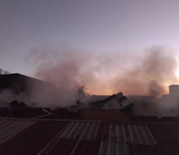 Incêndio de grandes proporções destrói galpão de reciclagem em Pará de Minas