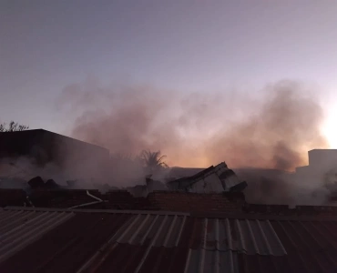 Incêndio de grandes proporções destrói galpão de reciclagem em Pará de Minas