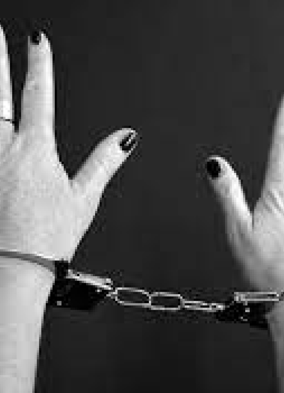 PM PRENDE MULHER FORAGIDA DA JUSTIÇA NO CECÍLIA MEIRELES.