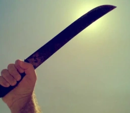São José da Varginha: homem é brutalmente agredido com facão e enxada; suspeito é preso e outros dois fogem