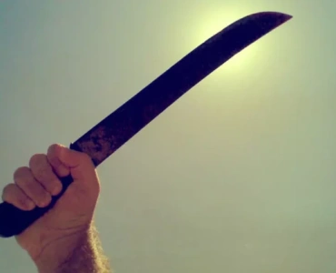 São José da Varginha: homem é brutalmente agredido com facão e enxada; suspeito é preso e outros dois fogem