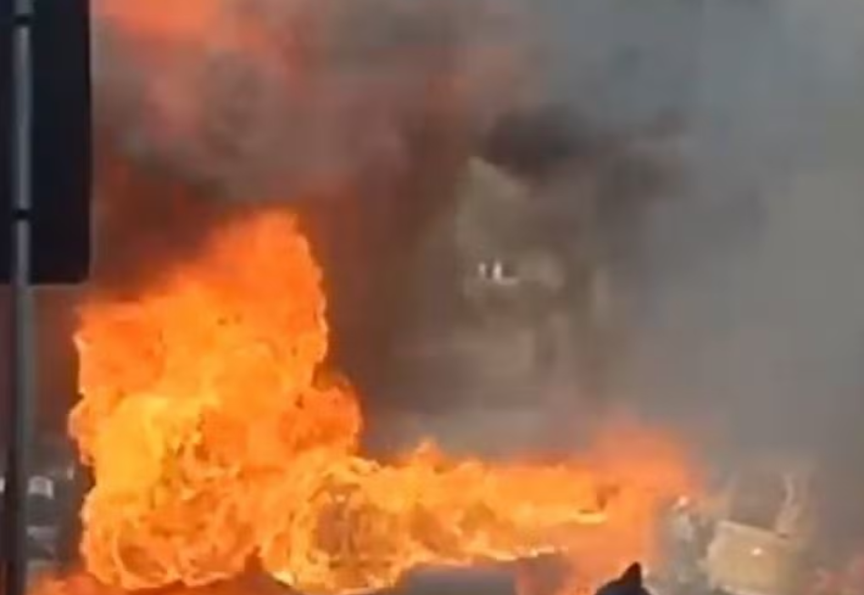 Incêndio em caminhonete causa interdição de via por uma hora em Itaúna (MG)