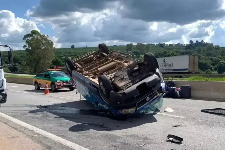 Após capotamento de uma Van na BR 381, próximo de Oliveira, cinco pessoas ficaram feridas