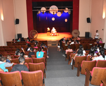Teatro Municipal Geraldina Campos de Almeida recebeu o Natal Criança Feliz