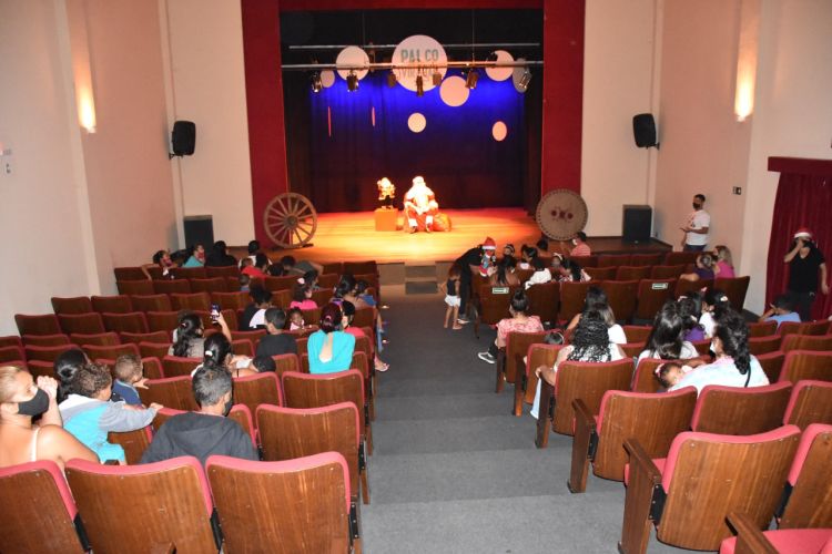 Teatro Municipal Geraldina Campos de Almeida recebeu o Natal Criança Feliz