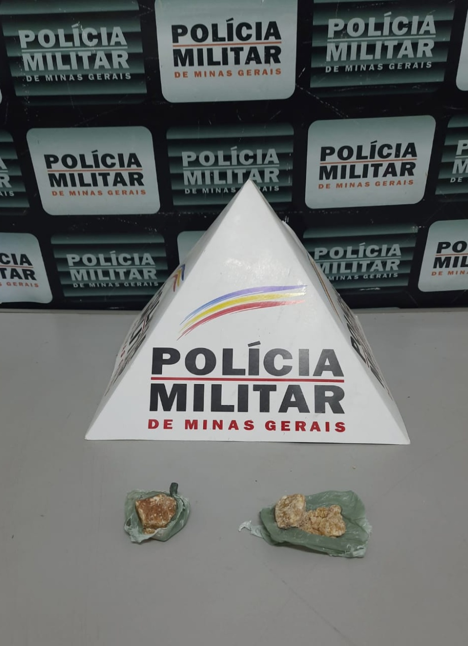 Dupla é presa no bairro Santos Dumont com duas pedras grandes de crack e dois celulares