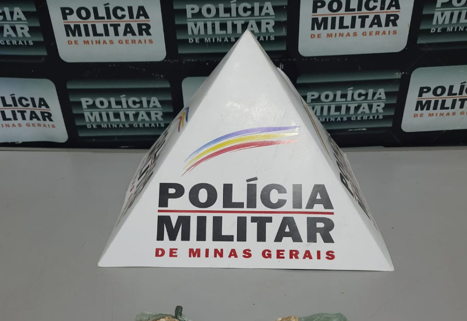 Dupla é presa no bairro Santos Dumont com duas pedras grandes de crack e dois celulares