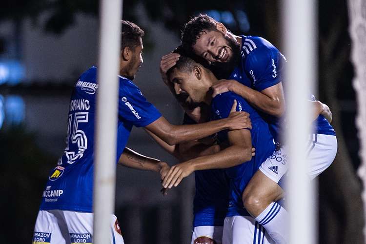 Cruzeiro vence o Vitória e diminui para seis pontos a diferença do G4 da Série B