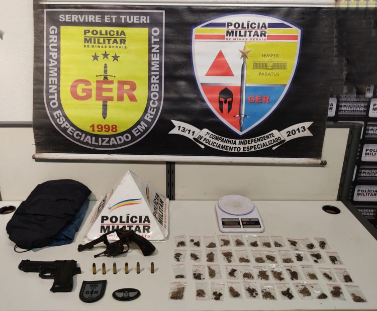 Dupla é presa em Divinópolis acusada de tráfico de drogas, porte ilegal de arma de fogo e roubo