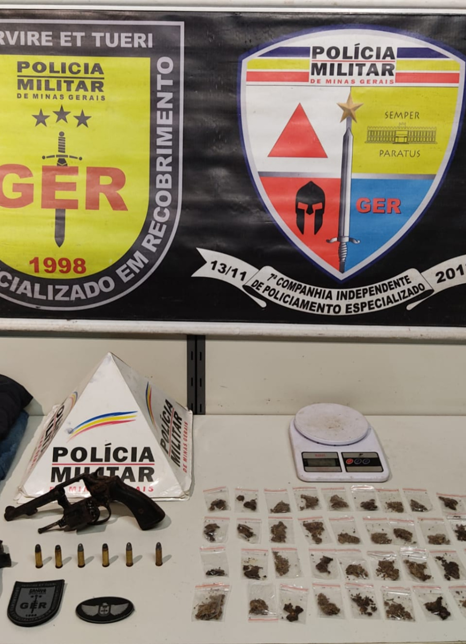 Dupla é presa em Divinópolis acusada de tráfico de drogas, porte ilegal de arma de fogo e roubo