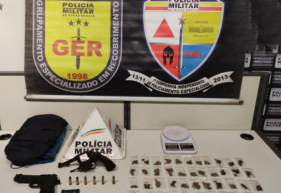 Dupla é presa em Divinópolis acusada de tráfico de drogas, porte ilegal de arma de fogo e roubo