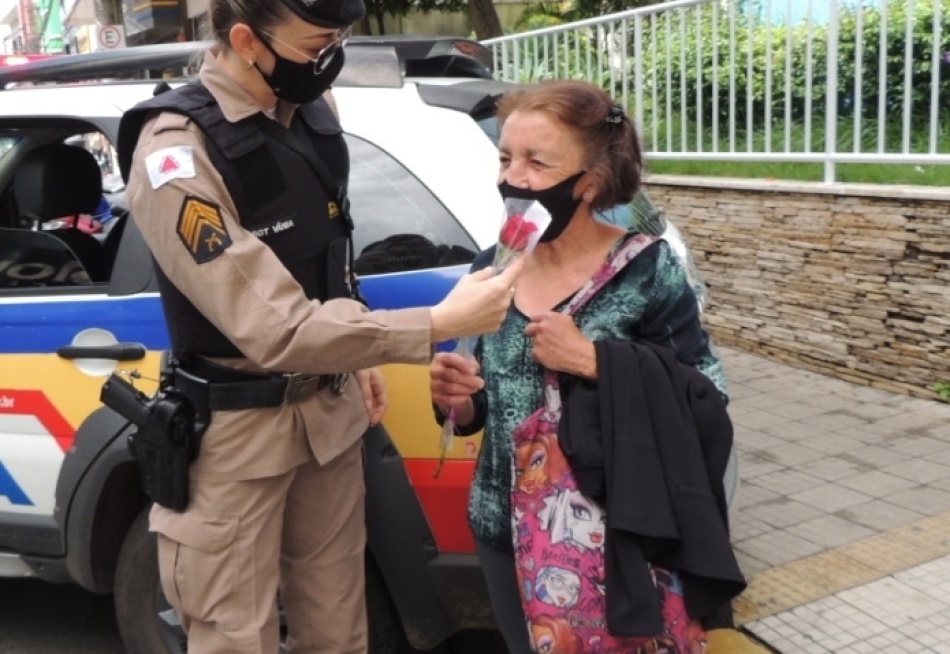 Blitz de Trânsito educativa no centro de Pará de Minas faz homenagem ao Dia Internacional da Mulher
