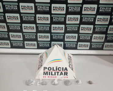 NOVA SERRANA/MG – POLÍCIA MILITAR PRENDE JOVEM SUSPEITO  DE 20 ANOS POR TRÁFICO DE DROGAS E APREENDE COCAÍNA, MACONHA E CELULAR