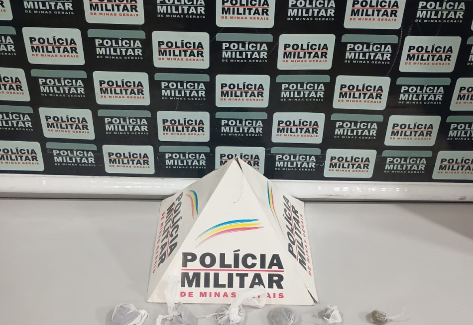 NOVA SERRANA/MG – POLÍCIA MILITAR PRENDE JOVEM SUSPEITO  DE 20 ANOS POR TRÁFICO DE DROGAS E APREENDE COCAÍNA, MACONHA E CELULAR
