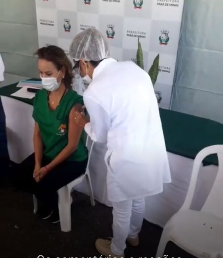 Enfermeira da equipe multidisciplinar de atenção domiciliar é a primeira pessoa a receber a dose da vacina contra a Covid-19 em Pará de Minas