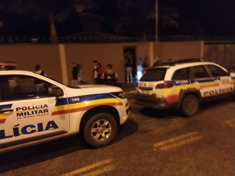 Polícia Militar acaba com baile funk com cerca de 200 pessoas que era realizado em Nova Serrana