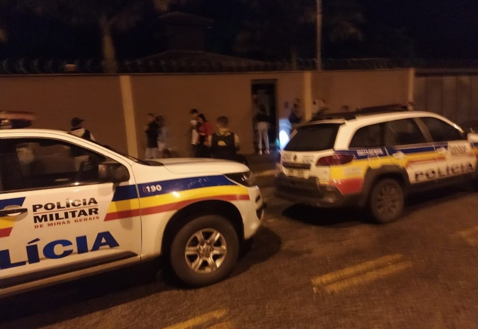 Polícia Militar acaba com baile funk com cerca de 200 pessoas que era realizado em Nova Serrana