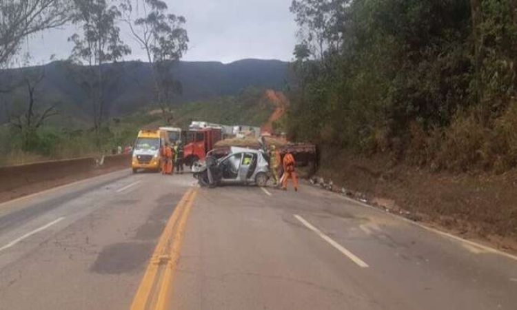 Acidente com um caminhão e dois carros na BR-040, próximo de Itabirito, provoca a morte de uma pessoa e deixa outras duas feridas