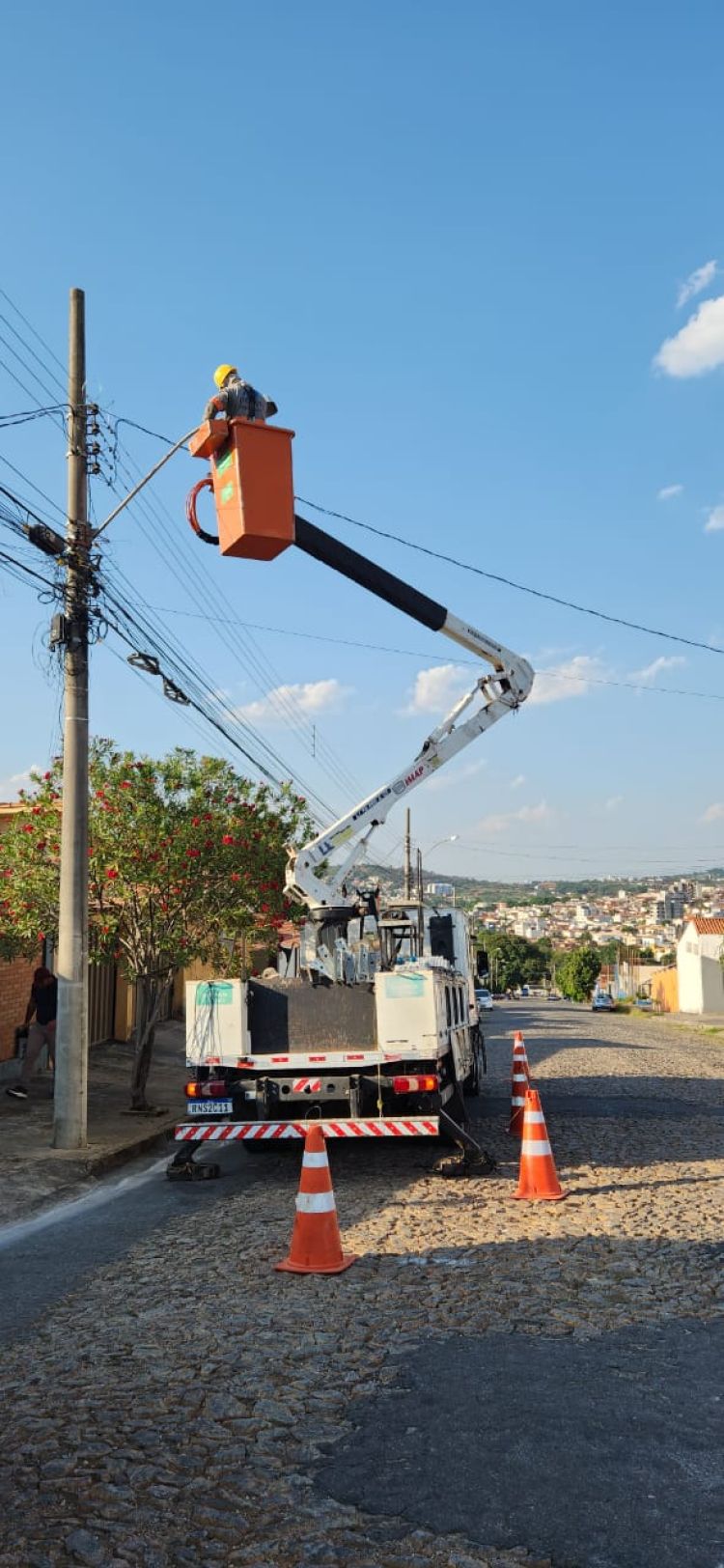 ILUMINAÇÃO DE LED SEGUE SENDO INSTALADA EM NOSSA CIDADE.