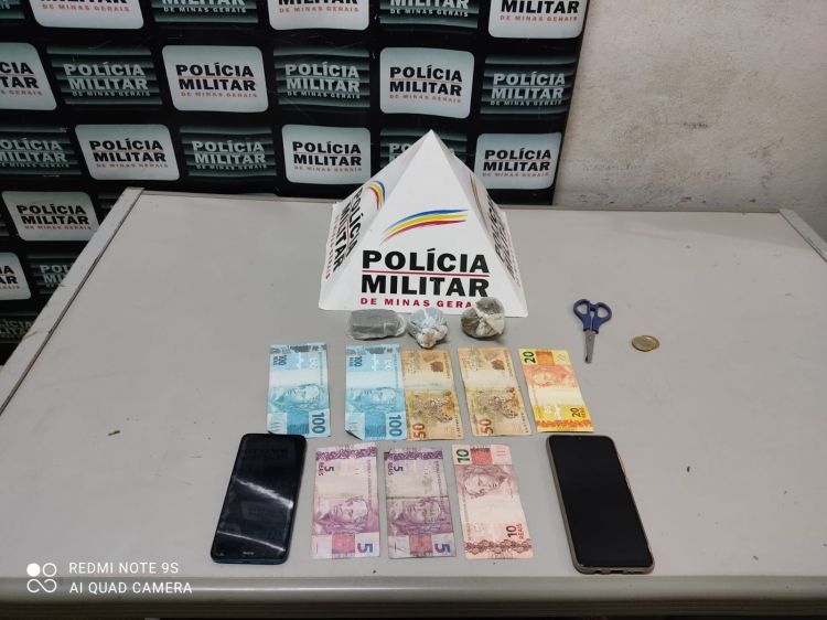Dupla é presa no bairro Jardim das Piteiras acusada de tráfico de drogas