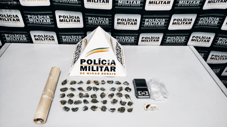 Polícia Militar apreendeu 45 buchas de maconha em uma casa abandonada no bairro Recanto da Lagoa