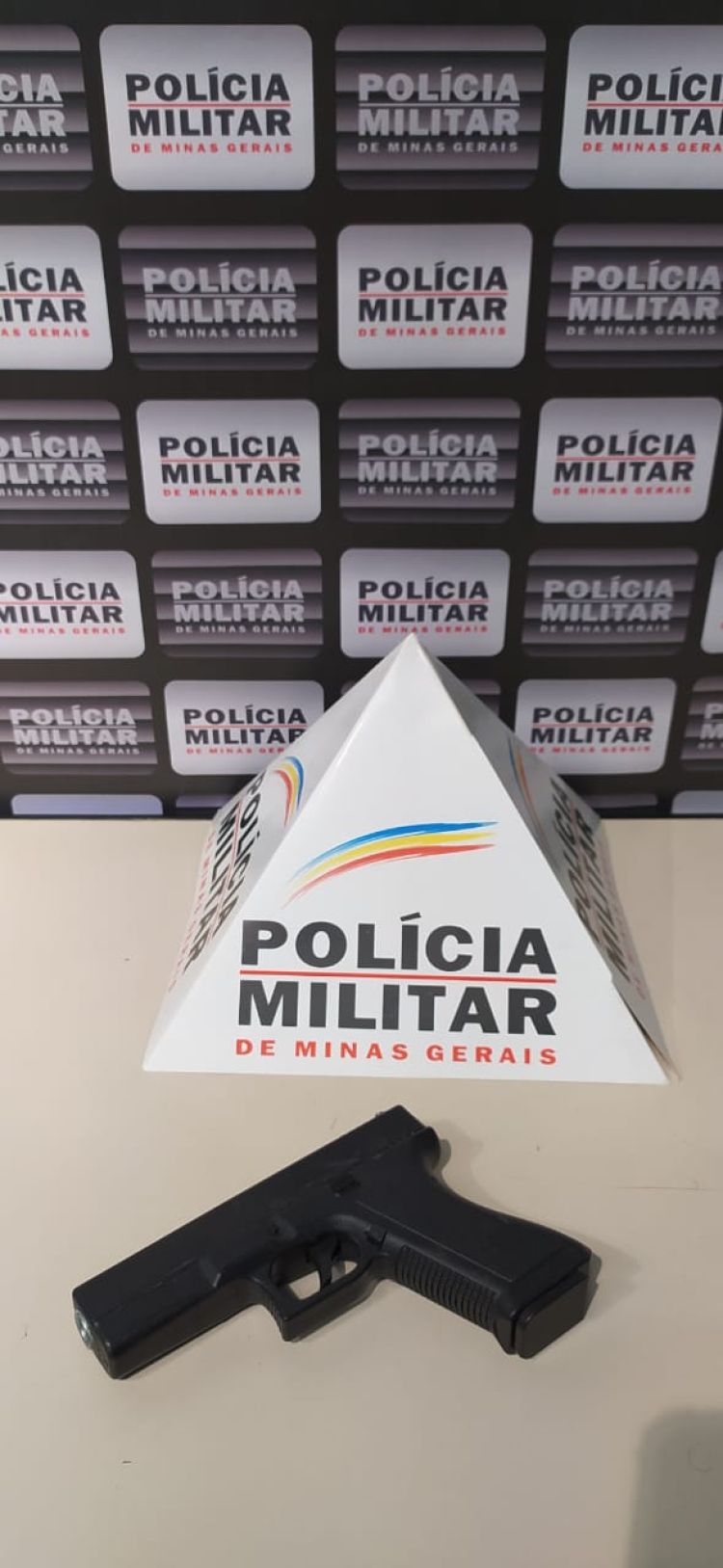 Adolescentes suspeitos de roubar um carro em Divinópolis são apreendidos pela Polícia Militar