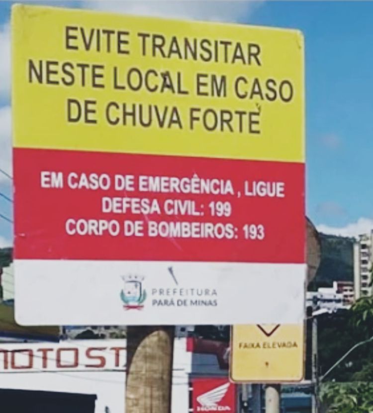 Placas de advertência orientam população de Pará de Minas sobre locais que podem ficar alagados no período de chuva