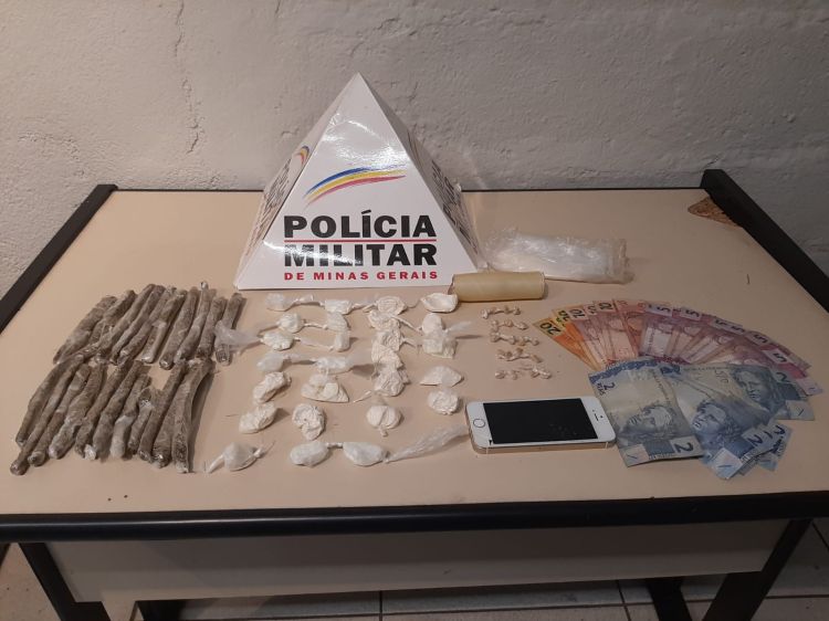 Adolescente de 17 anos é apreendido em Divinópolis com 21 tabletes de maconha, 26 papelotes de cocaína e 20 pedras de crack