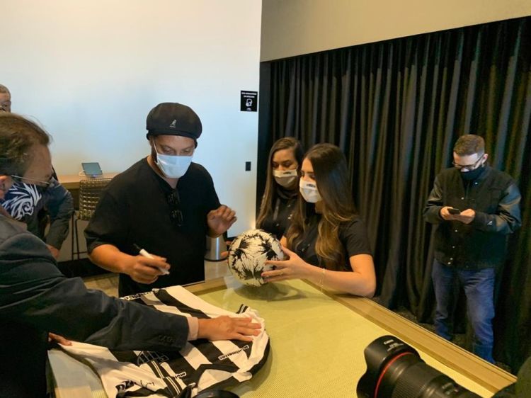 Ronaldinho Gaúcho visita obras da Arena MRV