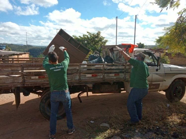 Mutirão de limpeza de materiais que acumulam água retirou seis caminhões de lixo no bairro Grão Pará