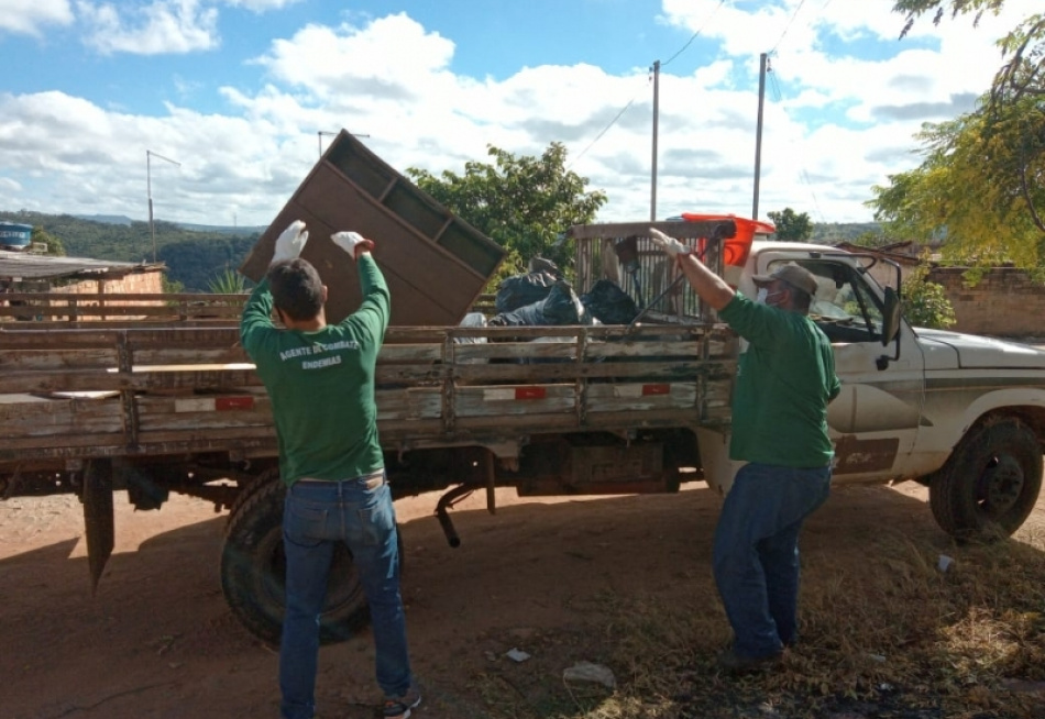 Mutirão de limpeza de materiais que acumulam água retirou seis caminhões de lixo no bairro Grão Pará