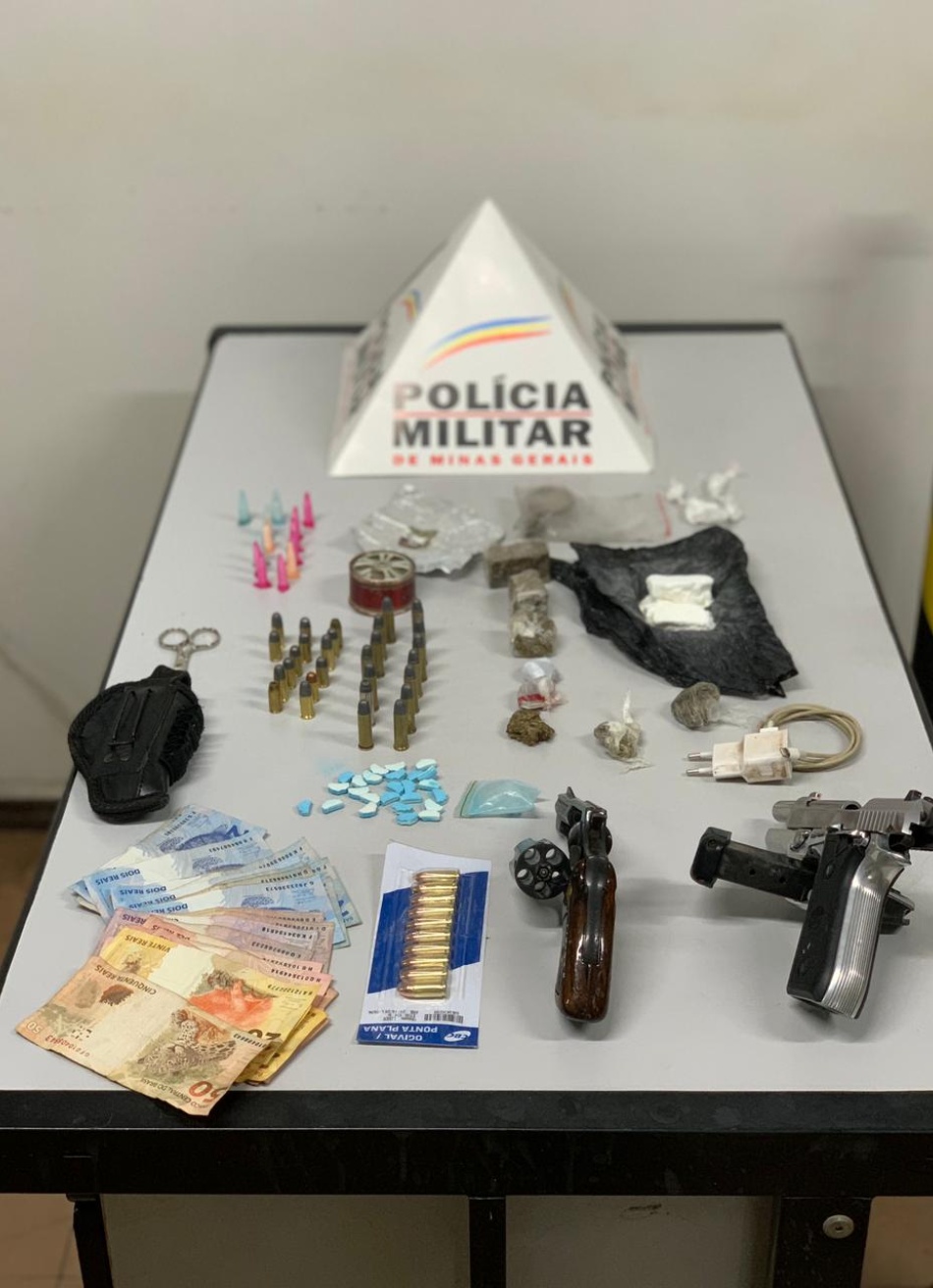 Após denúncia anônima, Polícia Militar encerra baile funk e apreende armas e drogas na zona rural de Itaúna