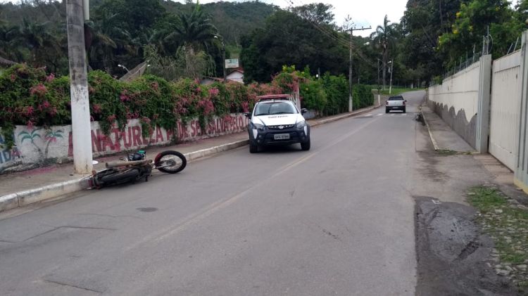 Após tentarem fugir da abordagem da Polícia Militar, dupla em moto se envolve em acidente e é presa no bairro Várzea