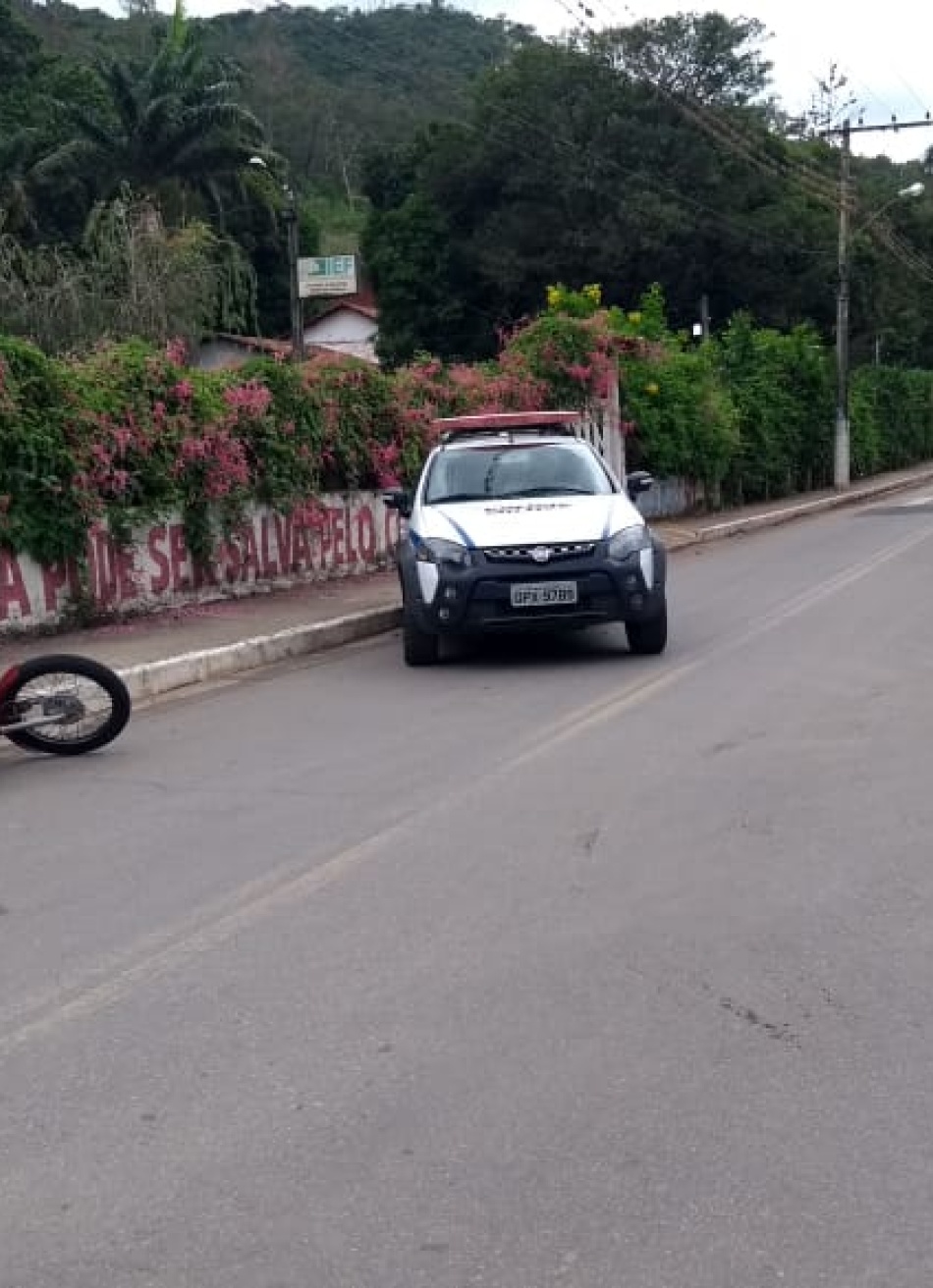 Após tentarem fugir da abordagem da Polícia Militar, dupla em moto se envolve em acidente e é presa no bairro Várzea