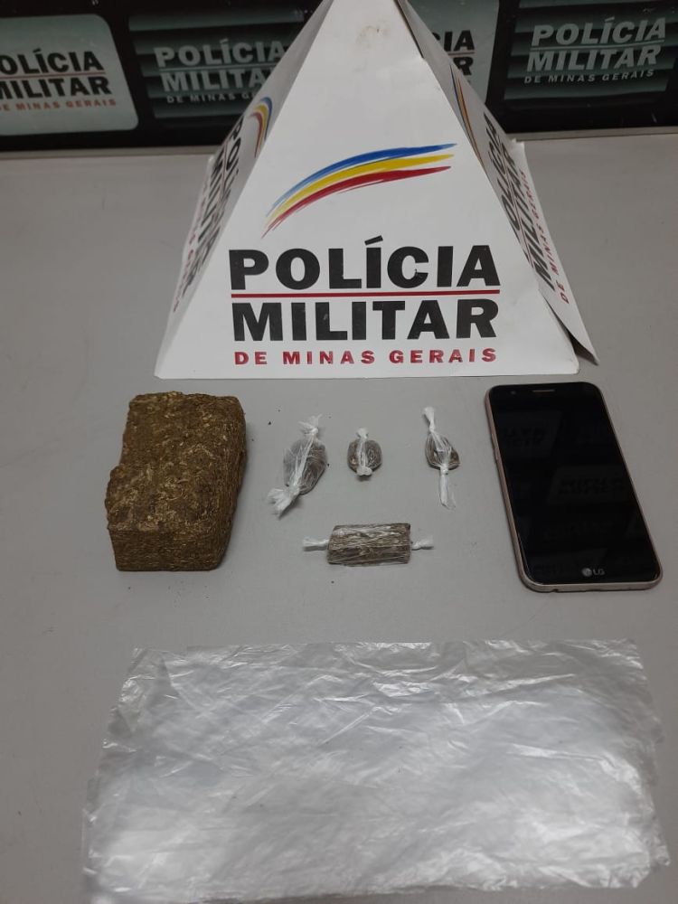 Polícia Militar apreende uma barra, um tablete e três buchas de maconha no bairro Redentor