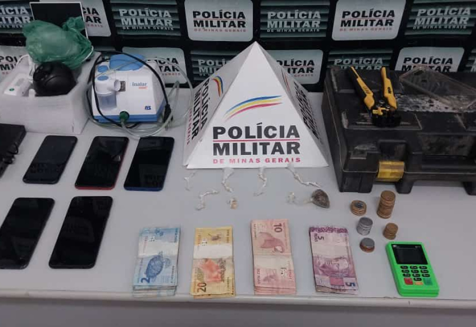 SUSPEITOS POR TRÁFICO DE DROGAS NO BAIRRO AZEMBEQUE