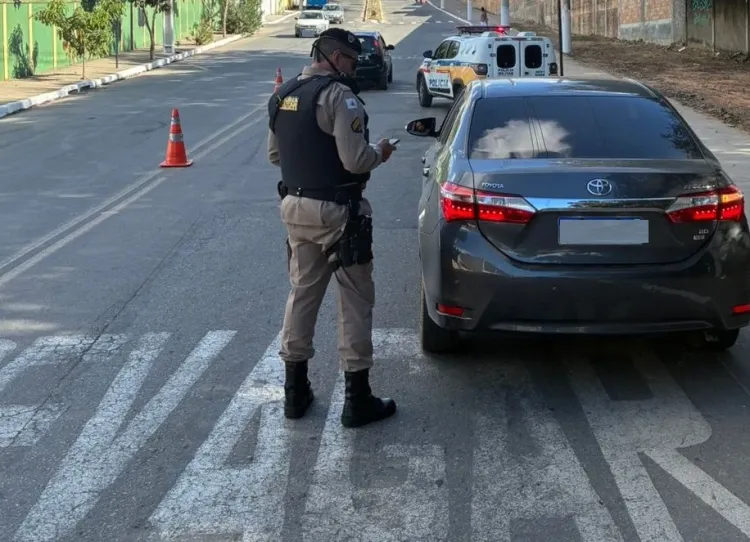 Polícia Militar promove ações educativas do maio amarelo em Nova Serrana.
